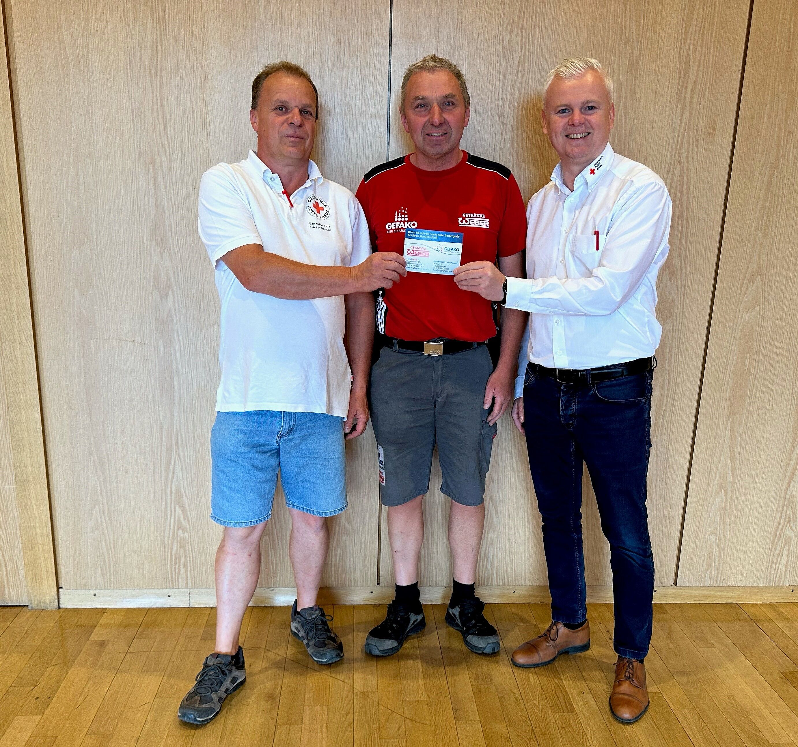 Bernd Schneider BR Frickenhausen, Bernd Weber Fa. Getränke Weber, Lukas Baran Blutspendeorganisator (v. links)