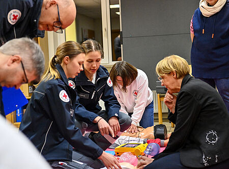 zu sehen sind DRK-Helfer bei der jährlichen Rezertifizierung