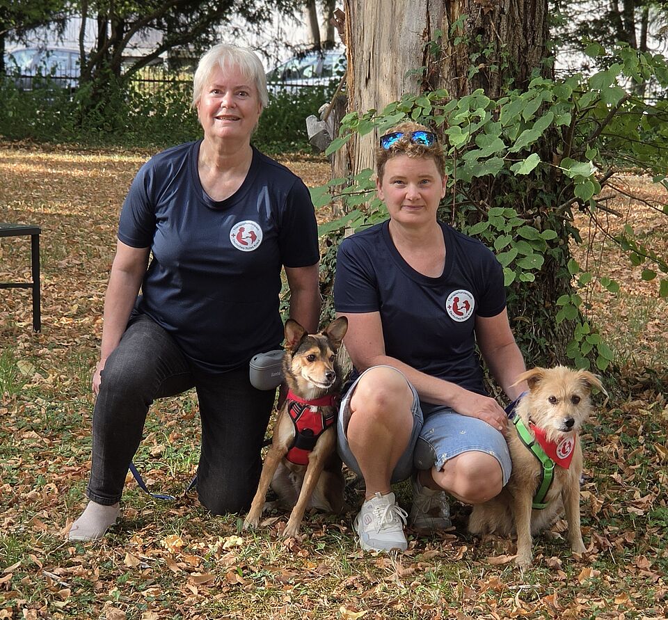 Gertie Soßna mit Rudi (li) und Antje Munk mit Ella (re) haben die Therapiehundeprüfung erfolgreich bestanden.