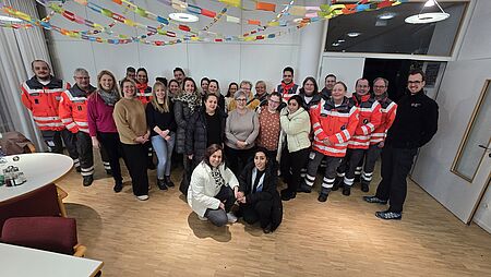 zu sehen ist ein Gruppenfoto aller Beteiligten an der Mangellage-Übung im Seniorenheim