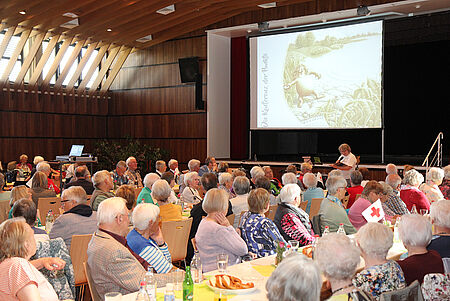 zu sehen sind Gäste des Bunten Nachmittag für Ältere in der Weilheimer Limburghalle