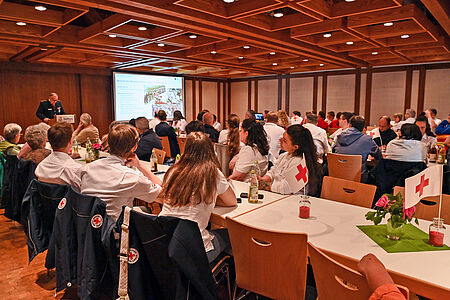 zu sehen sind Mitglieder von DRK/JRK und Gäste bei der Bereitschaftsversammlung des DRK Weilheim