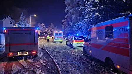 zu sehen sind Fahrzeuge vom DRK bei einem Gebäudebrand