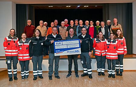 Auf dem Foto sind einige Mitglieder der DRK-Bereitschaft Weilheim zusammen mit dem Männerchor Hepsisau bei der Spendenübergabe zu sehen