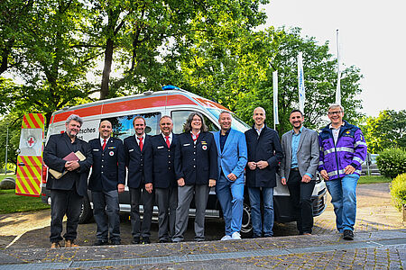 zu sehen ist das neue DRK-Fahrzeug, die beiden Weilheimer Pfarrer, die Bereitschaftsleitung des DRK, sowie die Bürgermeister des Verwaltungsraums