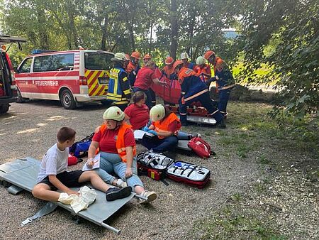 zu sehen sind Jugendrotkreuzler und Jugendfeuerwehrler bei einer gemeinsamen Übung