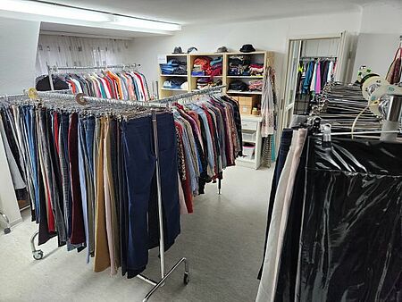 zu sehen ist ein Raum der Kleiderkammer Weilheim des AK Asyl