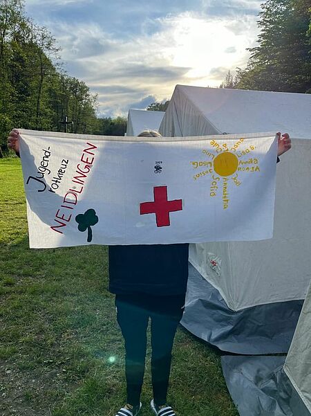 zu sehen ist die Fahne des JRK Neidlingen für das Zeltlager 